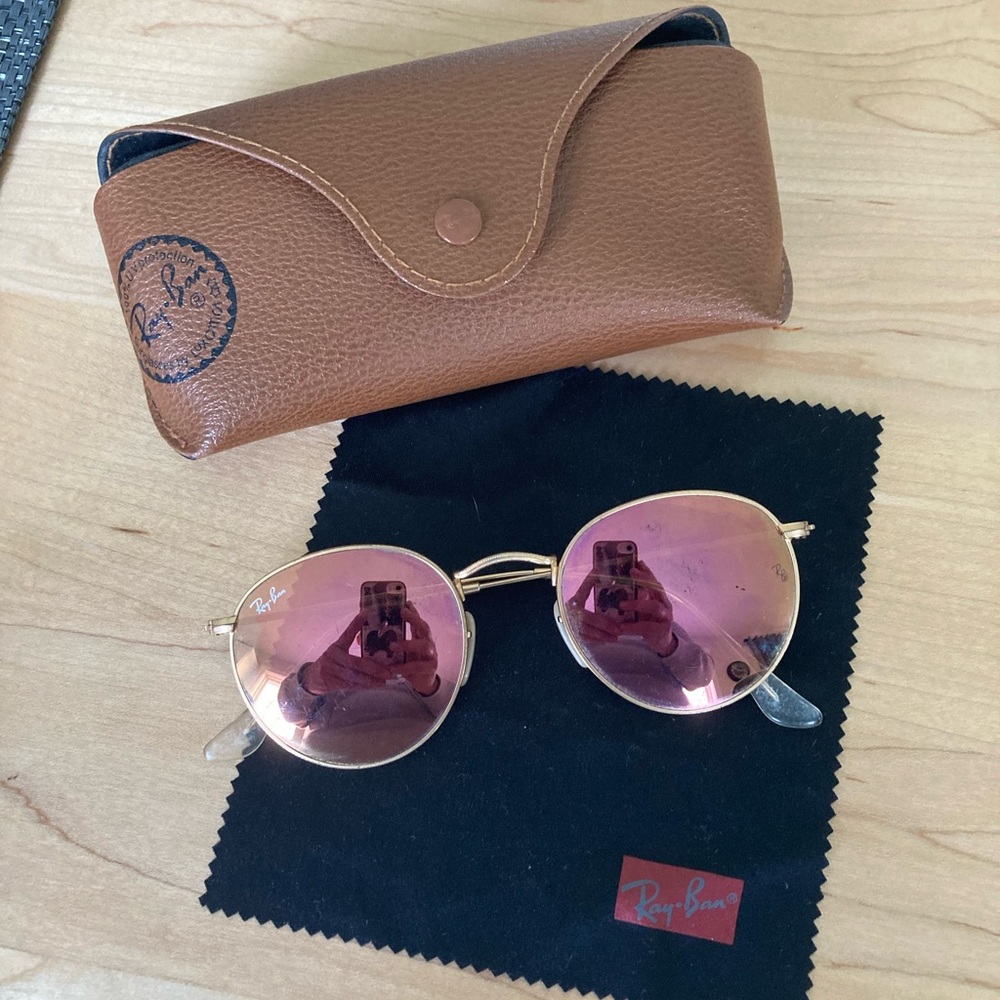 Ray Ban sunglasses with round lenses and pink mirror tint